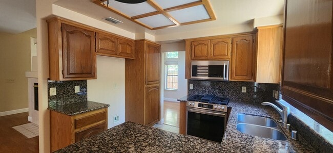Building Photo - Wonderful 3 Bedroom 2.5 Bathroom Home in E...