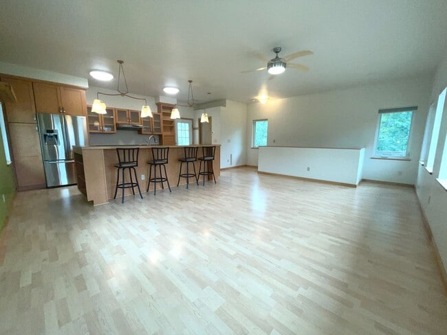 Building Photo - Beautiful 2-bedroom 1.5-bathroom home