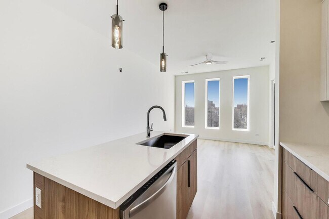 Building Photo - 1950 W Lawrence Ave