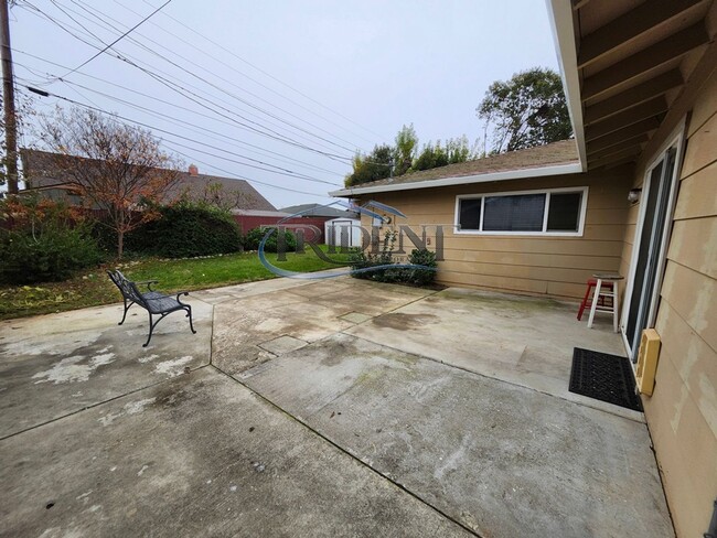 Building Photo - Cute 3 bedroom 2 bath