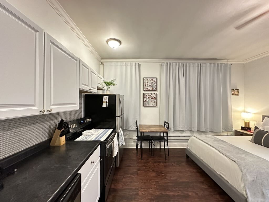 Building Photo - 3345 N Marshfield Ave