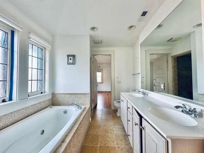 Building Photo - 671 Prospect St