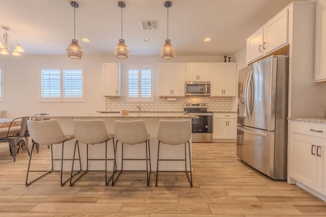 Building Photo - 3 Bedrooms, 2.5 Bathrooms