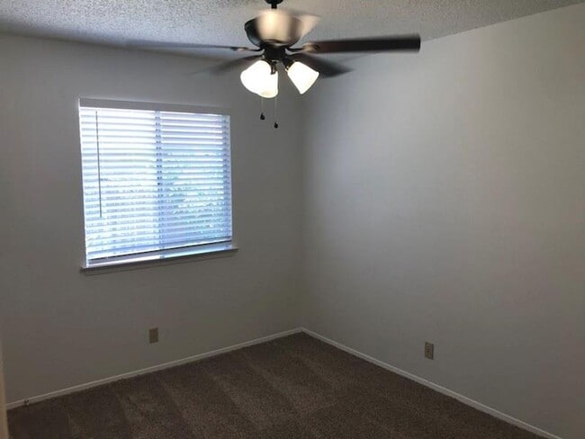 Building Photo - $500 OFF FIRST MONTH RENT IF MOVE IN BY 8/...