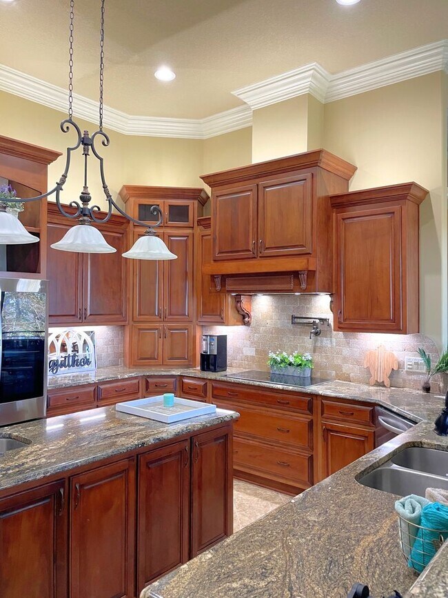 Building Photo - Luxury 3BR/3.5BA + Office in Winding River...