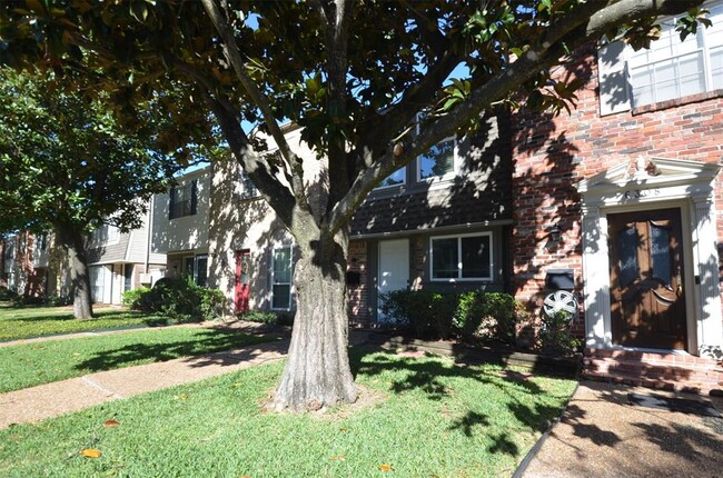 Building Photo - 6310 Chevy Chase Dr