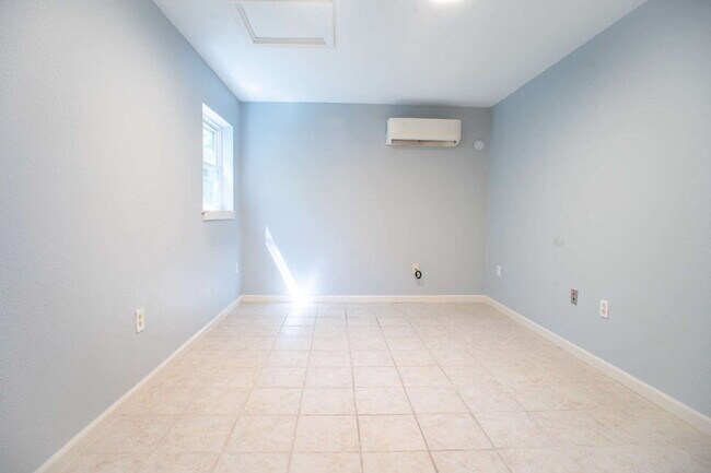 Building Photo - "Spacious 4-Bedroom Home in Fayetteville w...