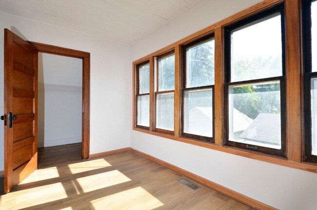 Building Photo - Beautiful Updated 5-Bed 2-Bath Home in NE Minneapolis!