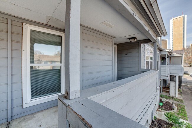 Building Photo - 2 Bed 1.5 Bath Condo Ready For Rent!