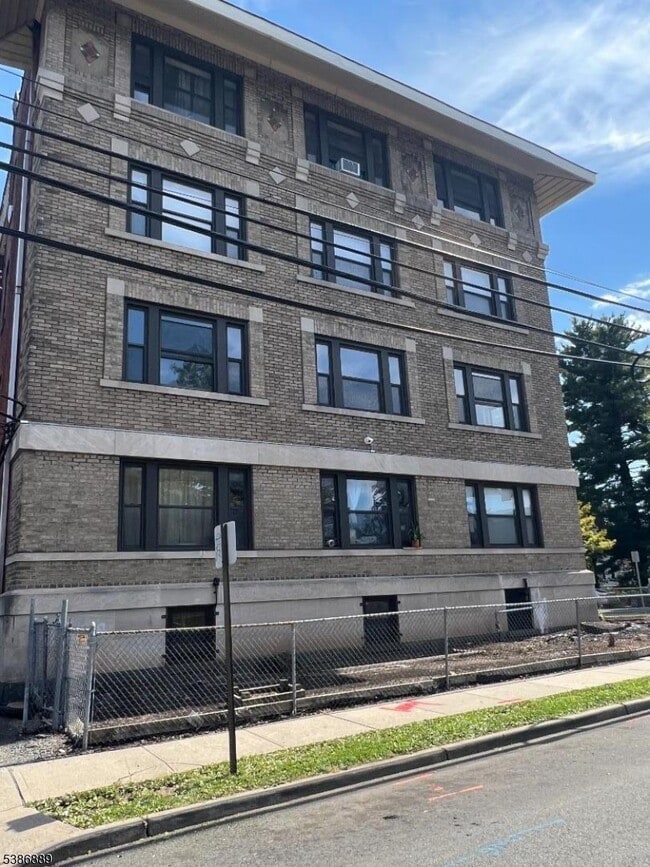 Building Photo - 347 Park Ave