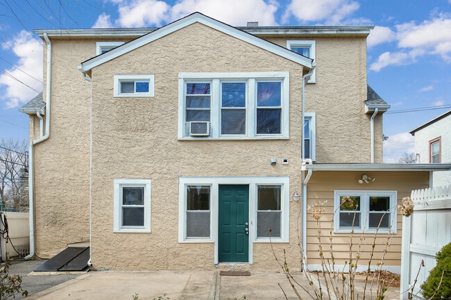 Building Photo - 99 Maple Ave