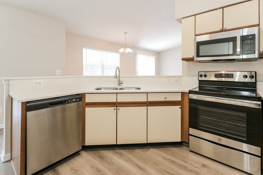 Building Photo - 11846 Marabou Ct N