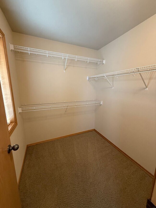 Building Photo - 3 Bed/2.5 Bath Townhome in NE Bend - Canoe Court