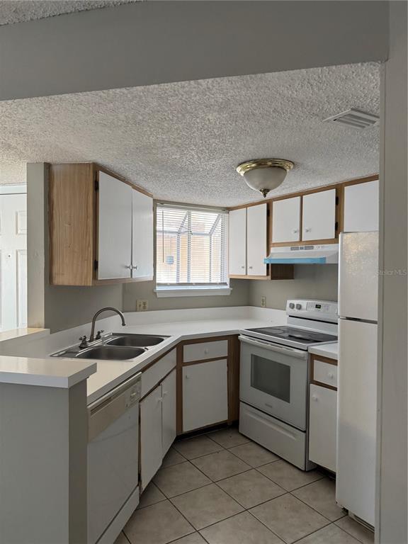 Building Photo - 1924 Lake Atriums Cir