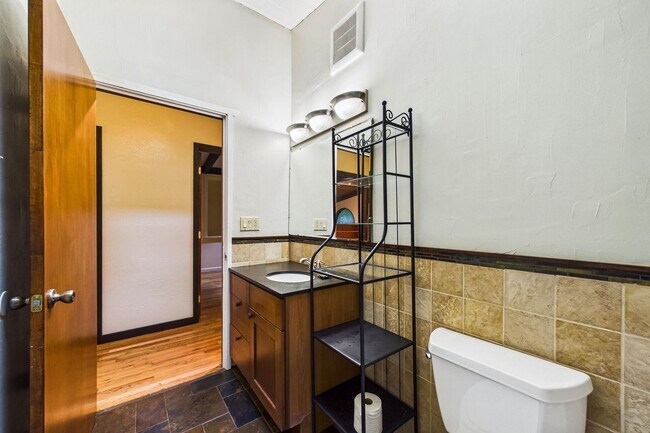 Building Photo - 2910 Greenbriar Ln