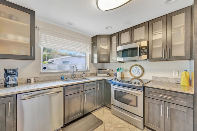 Building Photo - 2529 Croton Ave