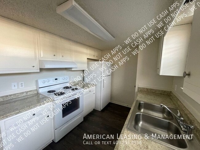 Building Photo - 2-Bedroom West End Town Home Available for...