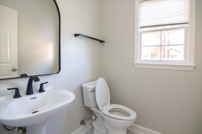 Building Photo - Spacious 4/3.5 in Highly Sought-After Buck...