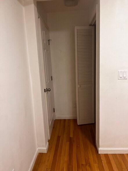 Building Photo - 6 Doric Alley