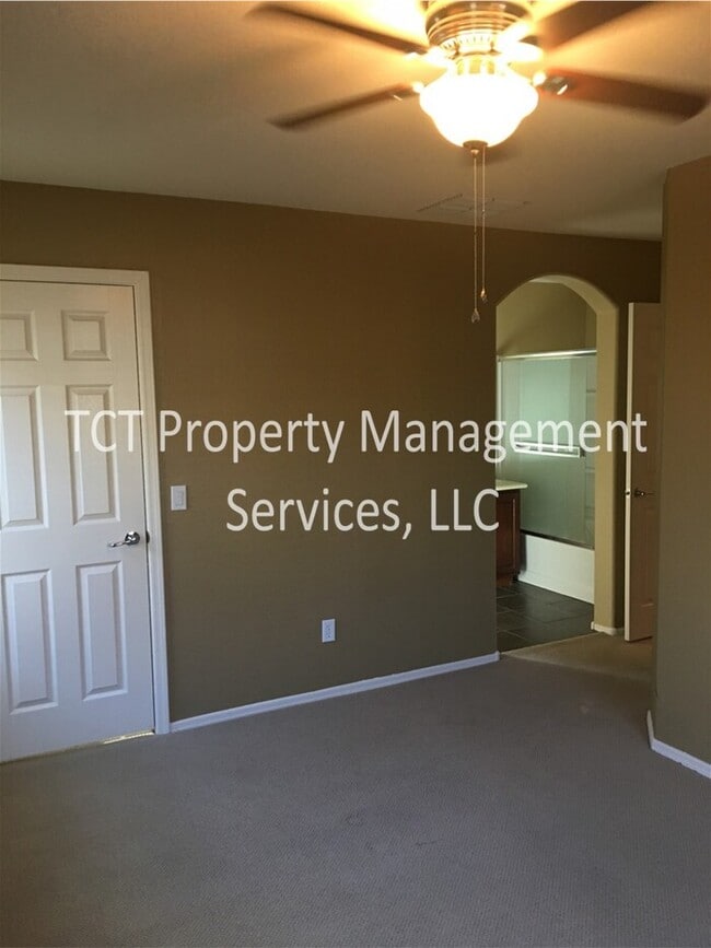 Building Photo - Upgraded Beautiful 3 bedroom 2.5 bath townhouse in The Cottages