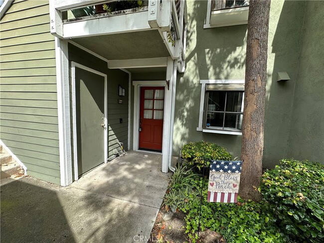 Building Photo - 700 E Lake Dr