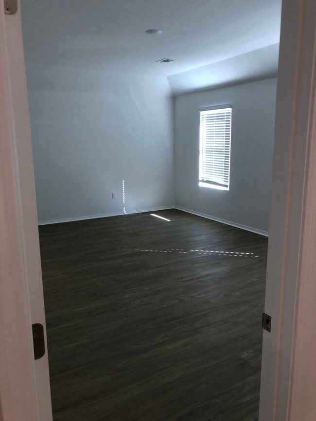 Building Photo - Rare 4 Bedroom For Rent