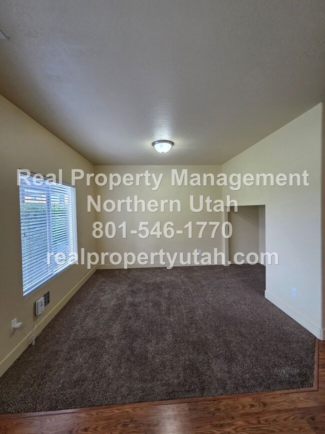 Building Photo - 3 Bedroom 2 Bath Townhome in West Haven Av...