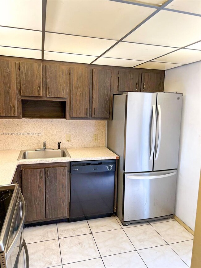 Building Photo - 20400 W Country Club Dr