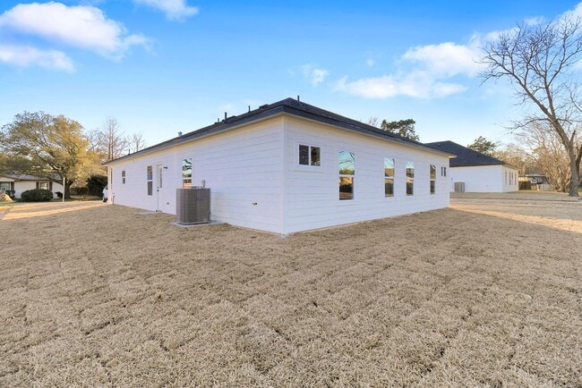 Building Photo - 104 Runnels St