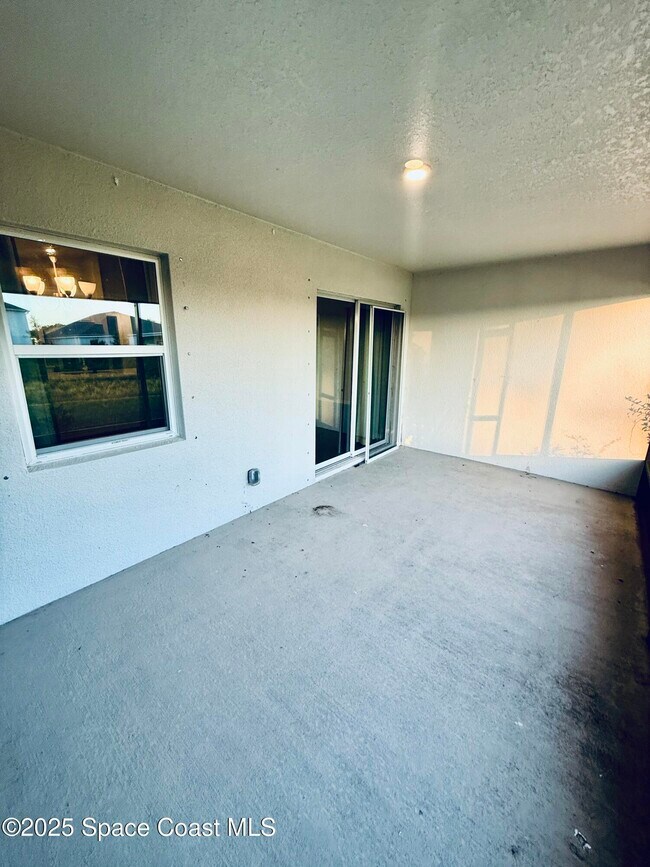 Building Photo - 1026 Dania Cir