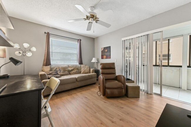 Building Photo - 302 Capri Dr