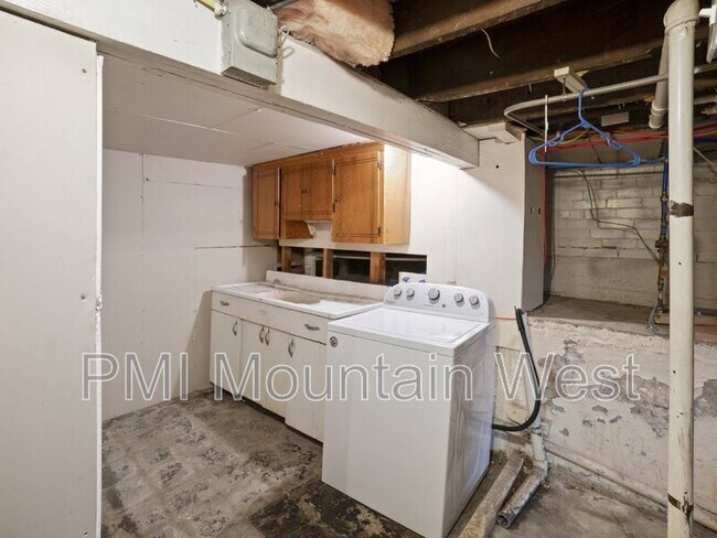 Building Photo - 647 Bryan Ave