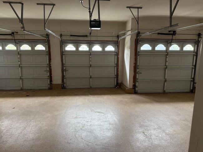 Building Photo - Close to Camp Pendelton Spacious 6-bedroom...