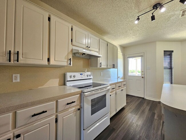 Building Photo - HUD / SECTION 8 ACCEPTED - RENT SPECIAL - AVAILABLE NOW!