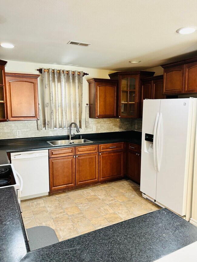 Building Photo - Spacious Townhome, Close to Fort Riley!
