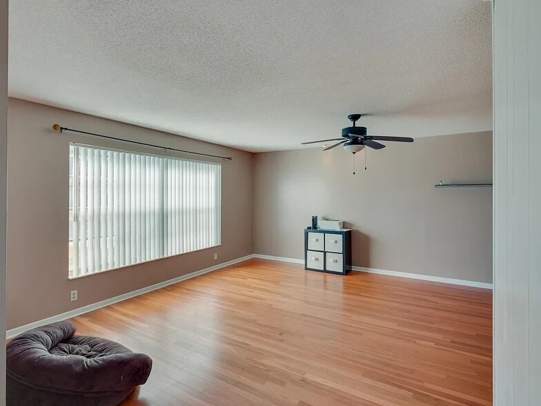Building Photo - 1059 La Paloma Dr