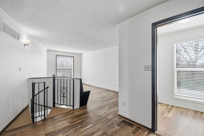 Building Photo - Newly Remodeled Duplex in Grove | Immediate Move In