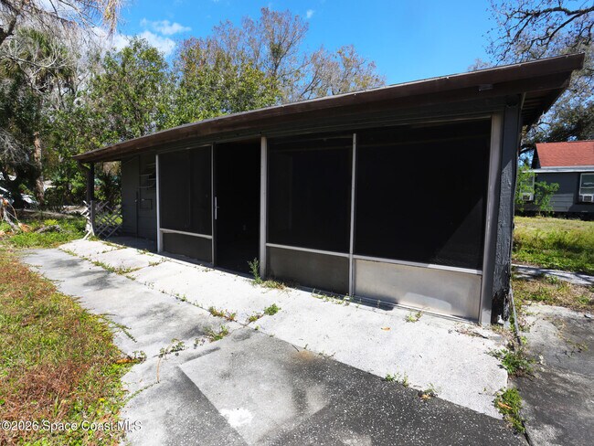 Building Photo - 317 Pineda St