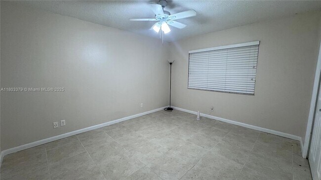 Building Photo - 227 Lakeview Dr