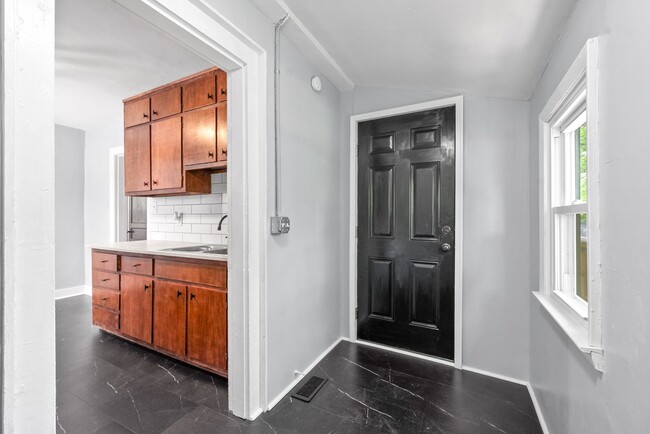 Building Photo - 2 Bedroom Home For Rent Near Madison Street!