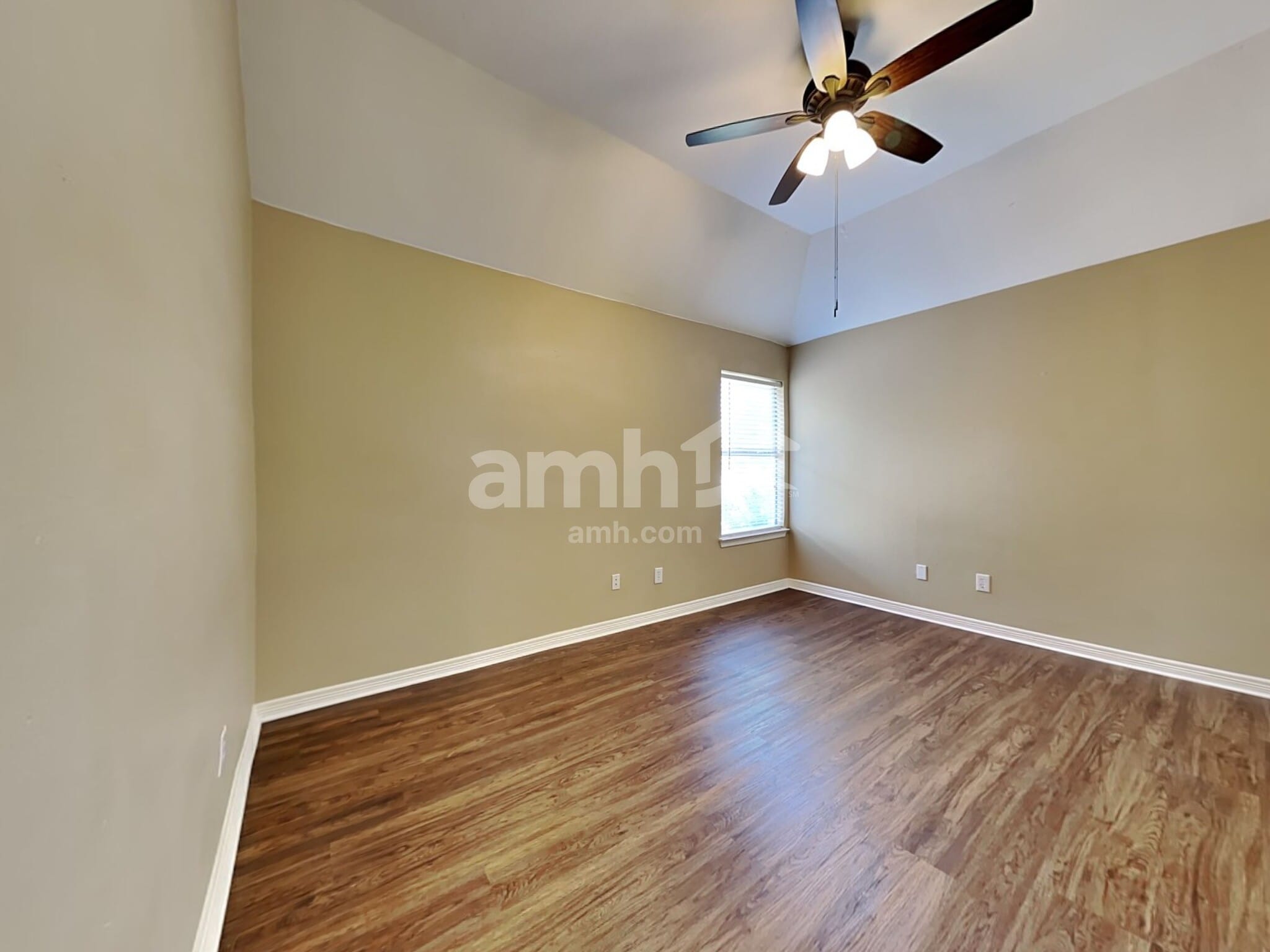 Building Photo - 310 Victory Ln