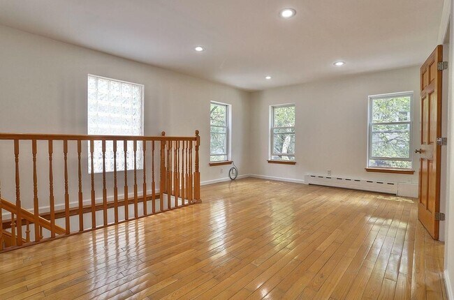 Building Photo - 108 Hutton St
