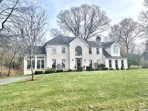 Building Photo - Stunning brick home with Privacy