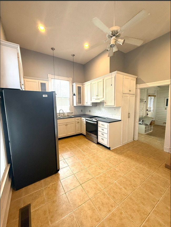 Building Photo - 1119 College St