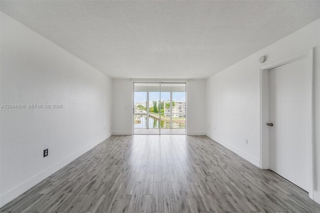 Building Photo - 2851 Leonard Dr