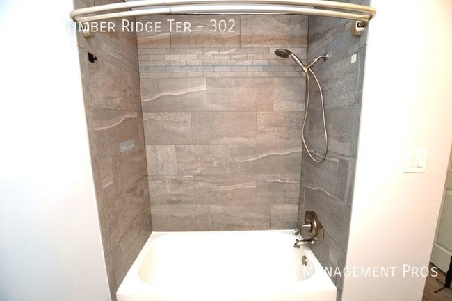 Building Photo - Beautifully Updated 3rd Floor Condo For Re...