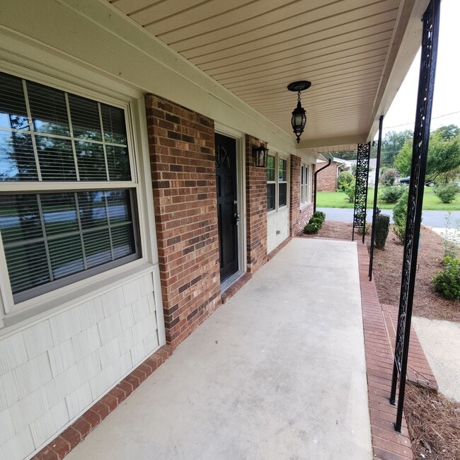 Building Photo - Remodeled Brick Ranch FOR RENT in Kernersv...