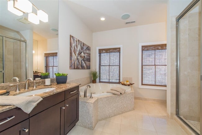 Building Photo - 8 Regency Pl