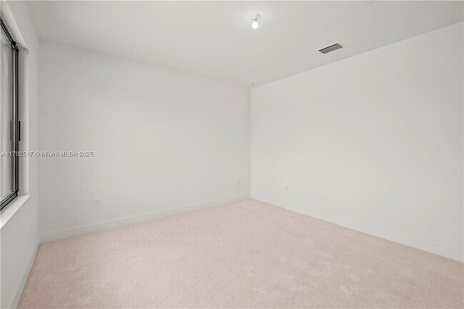 Building Photo - 12865 Wingspan Ct
