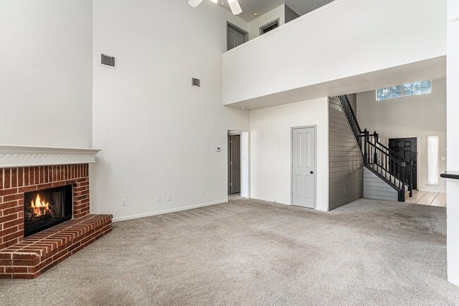Building Photo - 2635 Lakehills St